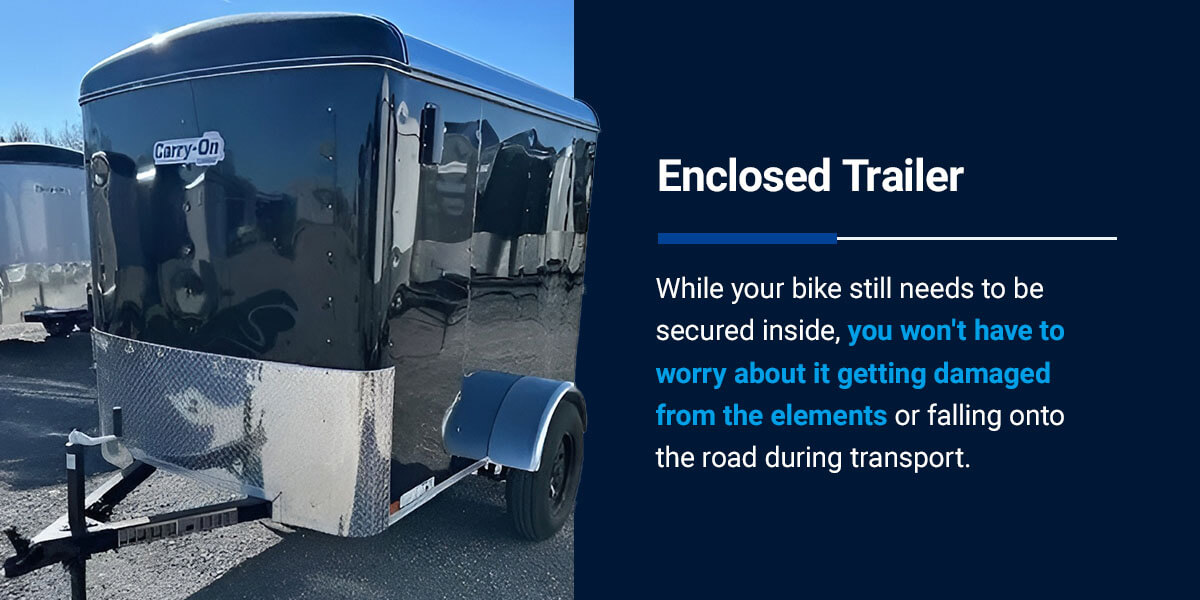 An enclosed trailer for transporting motor bikes